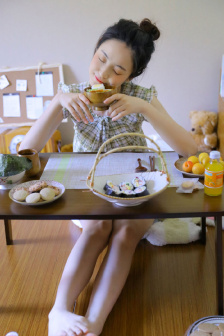双胞胎姐妹齐上阵许多人物